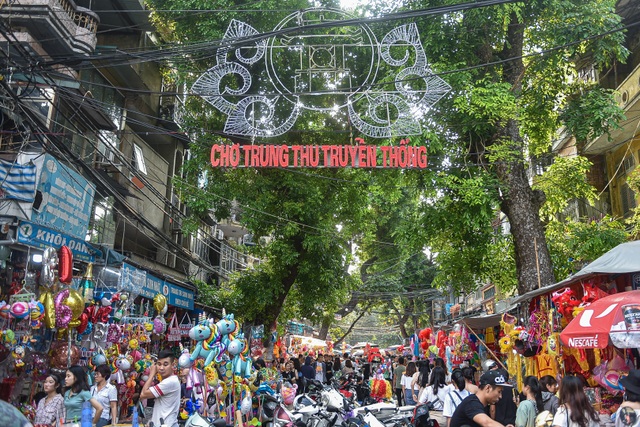 Sau tranh cãi thu tiền chụp ảnh: Tiểu thương Hàng Mã có chấp hành gỡ biển? - 15 Sau tranh cãi thu tiền chụp ảnh: Tiểu thương Hàng Mã có chấp hành gỡ biển? - 15