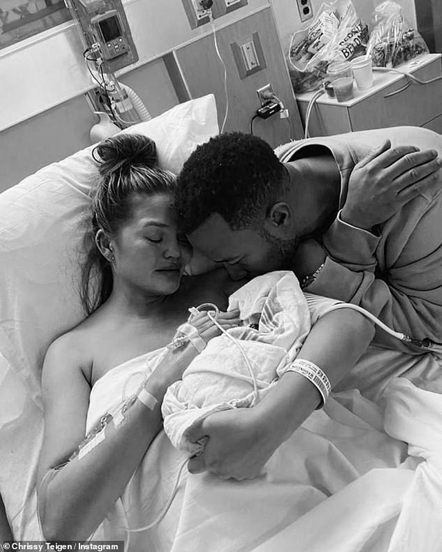 Siêu mẫu Chrissy Teigen khóc lặng khi bị sảy thai - 2 Siêu mẫu Chrissy Teigen khóc lặng khi bị sảy thai - 2