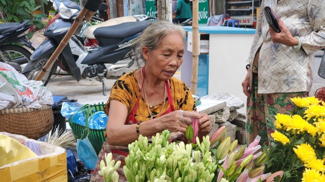 Những lao động cụ mưu sinh trên vỉa hè Hà Nội - 5