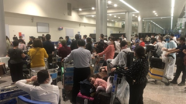 Vì sao nhóm hành khách thuộc diện cách ly Covid-19 gây “náo loạn” sân bay? - 1 Vì sao nhóm hành khách thuộc diện cách ly Covid-19 gây “náo loạn” sân bay? - 1