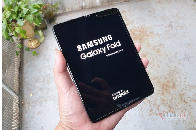 Galaxy Fold rao bán đầy trên mạng, mất nửa giá chỉ sau một năm - 2 Galaxy Fold rao bán đầy trên mạng, mất nửa giá chỉ sau một năm - 2