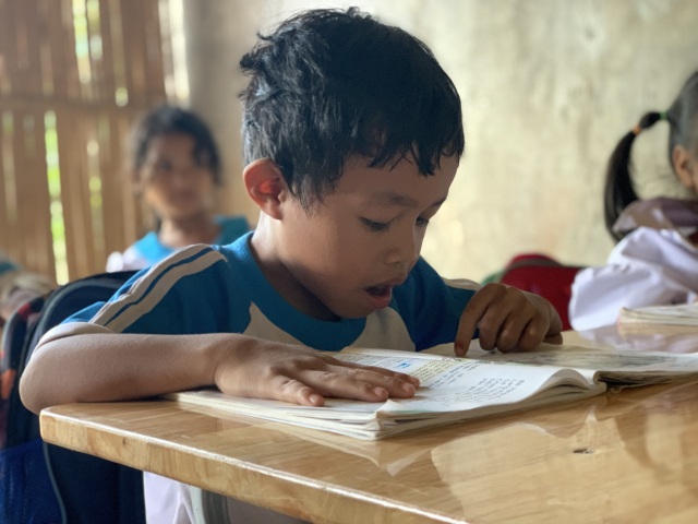 Xót xa phòng học tạm bợ bằng tấm lồ ô bên lưng đồi của cô trò lớp 2 - 5 Xót xa phòng học tạm bợ bằng tấm lồ ô bên lưng đồi của cô trò lớp 2 - 5
