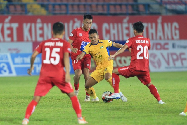 Thua CLB Hải Phòng, SL Nghệ An phải tranh suất trụ hạng - 2 Thua CLB Hải Phòng, SL Nghệ An phải tranh suất trụ hạng - 2