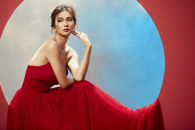 Kim Tuyến khoe lưng trần đầy ma mị dưới ánh trăng - 7 Kim Tuyến khoe lưng trần đầy ma mị dưới ánh trăng - 7