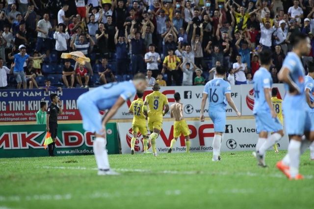 Nam Dinh club won 3 points at home, SHB Da Nang had to run for relegation - 3