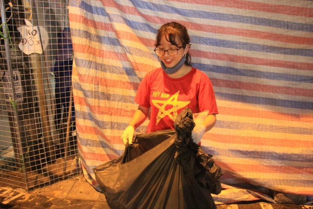 Tan hội Trung thu, khách tham quan phố Hàng Mã rủ nhau… gom rác - 6 Tan hội Trung thu, khách tham quan phố Hàng Mã rủ nhau… gom rác - 6