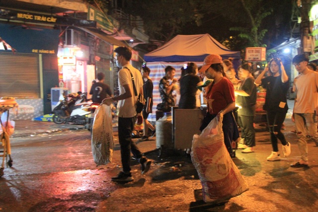 Tan hội Trung thu, khách tham quan phố Hàng Mã rủ nhau… gom rác - 7 Tan hội Trung thu, khách tham quan phố Hàng Mã rủ nhau… gom rác - 7