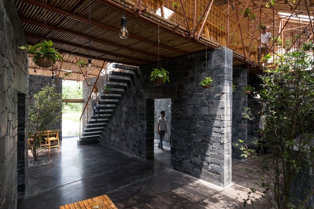 Độc đáo ngôi nhà như hang động làm từ vật liệu tái chế ở Hà Nam - 7