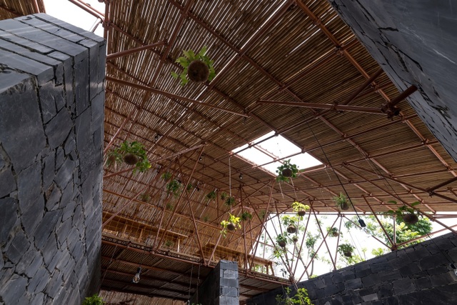 Độc đáo ngôi nhà như hang động làm từ vật liệu tái chế ở Hà Nam - 9