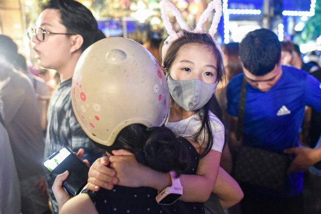 Trung thu: Người lớn chen vã mồ hôi, trẻ em mếu máo vì kẹt giữa biển người - 13 Trung thu: Người lớn chen vã mồ hôi, trẻ em mếu máo vì kẹt giữa biển người - 13