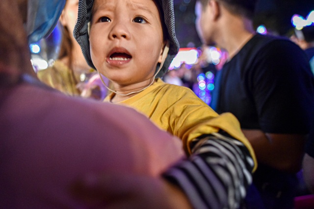 Trung thu: Người lớn chen vã mồ hôi, trẻ em mếu máo vì kẹt giữa biển người - 10 Trung thu: Người lớn chen vã mồ hôi, trẻ em mếu máo vì kẹt giữa biển người - 10