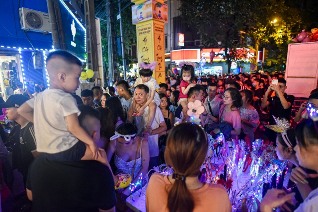 Trung thu: Người lớn chen vã mồ hôi, trẻ em mếu máo vì kẹt giữa biển người - 5 Trung thu: Người lớn chen vã mồ hôi, trẻ em mếu máo vì kẹt giữa biển người - 5