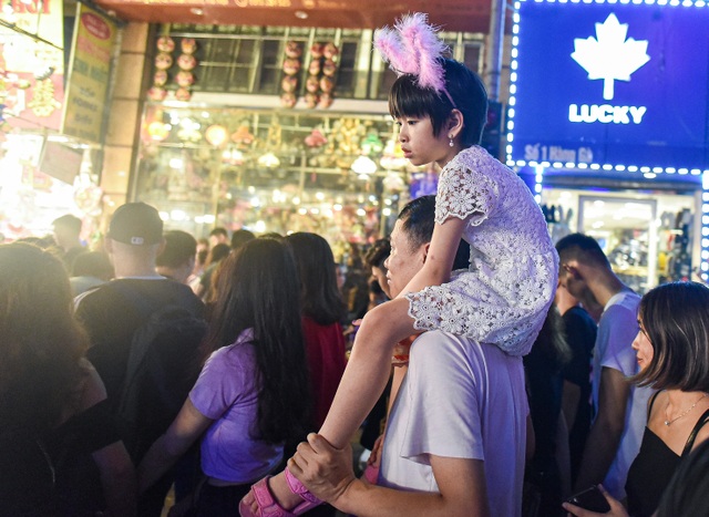 Trung thu: Người lớn chen vã mồ hôi, trẻ em mếu máo vì kẹt giữa biển người - 12 Trung thu: Người lớn chen vã mồ hôi, trẻ em mếu máo vì kẹt giữa biển người - 12