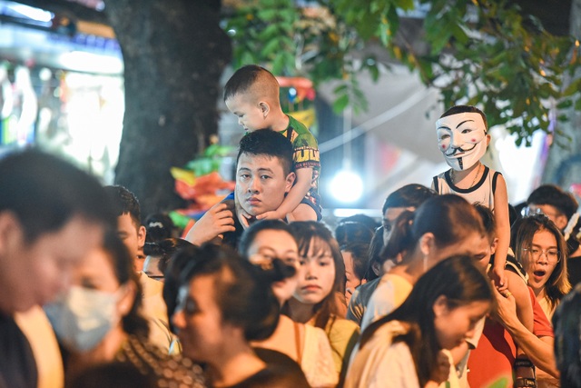 Trung thu: Người lớn chen vã mồ hôi, trẻ em mếu máo vì kẹt giữa biển người - 17 Trung thu: Người lớn chen vã mồ hôi, trẻ em mếu máo vì kẹt giữa biển người - 17