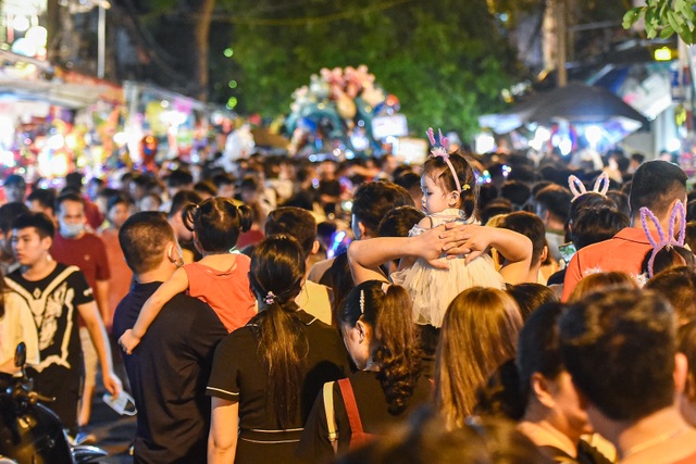 Trung thu: Người lớn chen vã mồ hôi, trẻ em mếu máo vì kẹt giữa biển người - 2 Trung thu: Người lớn chen vã mồ hôi, trẻ em mếu máo vì kẹt giữa biển người - 2