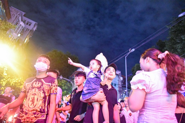 Trung thu: Người lớn chen vã mồ hôi, trẻ em mếu máo vì kẹt giữa biển người - 3 Trung thu: Người lớn chen vã mồ hôi, trẻ em mếu máo vì kẹt giữa biển người - 3