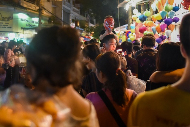 Trung thu: Người lớn chen vã mồ hôi, trẻ em mếu máo vì kẹt giữa biển người - 6 Trung thu: Người lớn chen vã mồ hôi, trẻ em mếu máo vì kẹt giữa biển người - 6