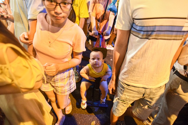 Trung thu: Người lớn chen vã mồ hôi, trẻ em mếu máo vì kẹt giữa biển người - 8 Trung thu: Người lớn chen vã mồ hôi, trẻ em mếu máo vì kẹt giữa biển người - 8