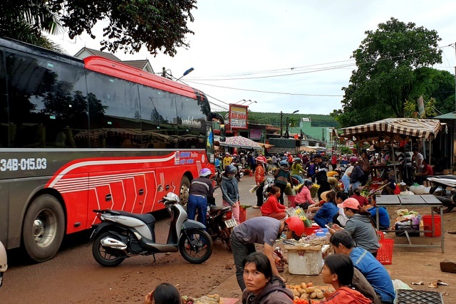 Chỉ đạo xử lý chợ tự phát, buộc trả lại tiền thu trái phép cho người dân - 1 Chỉ đạo xử lý chợ tự phát, buộc trả lại tiền thu trái phép cho người dân - 1