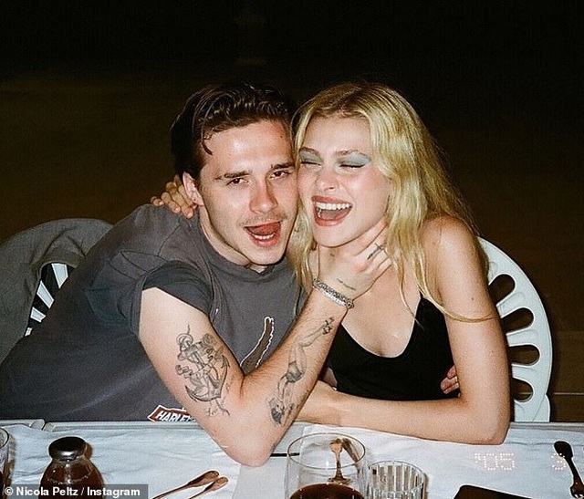 Brooklyn Beckham chia sẻ ảnh hôn bạn gái nồng nàn qua... khẩu trang - 2 Brooklyn Beckham chia sẻ ảnh hôn bạn gái nồng nàn qua... khẩu trang - 2