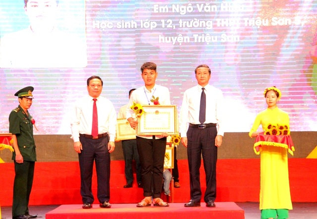Đôi bạn 10 năm cõng nhau đến trường được tôn vinh - 2 Đôi bạn 10 năm cõng nhau đến trường được tôn vinh - 2