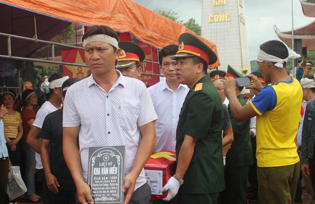 Đón 10 hài cốt liệt sỹ về quê nhà - 2 Đón 10 hài cốt liệt sỹ về quê nhà - 2