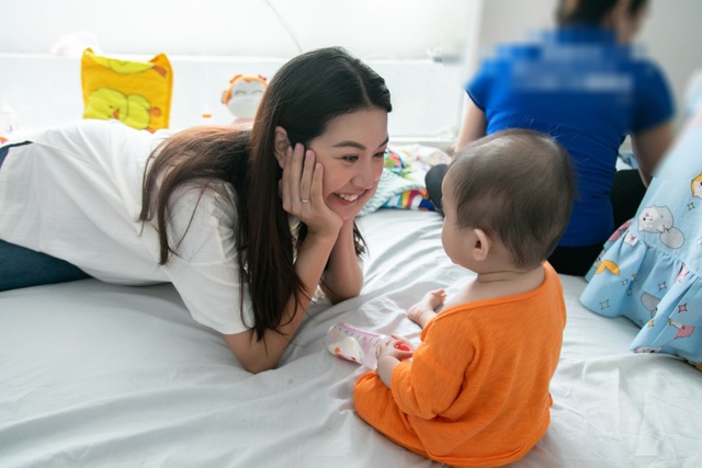 Bụng bầu vượt mặt, Á hậu Thuý Vân xót xa thăm con của các mẹ đơn thân - 4 Bụng bầu vượt mặt, Á hậu Thuý Vân xót xa thăm con của các mẹ đơn thân - 4