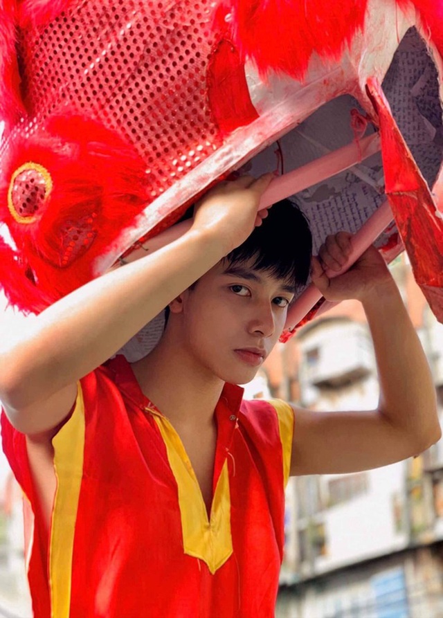 Chàng trai chiếm sóng đêm Trung Thu nhờ bức ảnh chụp với đầu lân - 1 Chàng trai chiếm sóng đêm Trung Thu nhờ bức ảnh chụp với đầu lân - 1