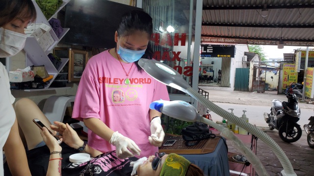 Hà Nội: Người lao động chọn nhiều cách bươn chải vì dịch Covid-19 - 3 Hà Nội: Người lao động chọn nhiều cách bươn chải vì dịch Covid-19 - 3