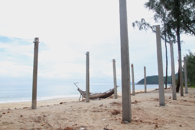Bờ biển sạt lở nặng sau cơn bão số 5 - 8 Bờ biển sạt lở nặng sau cơn bão số 5 - 8