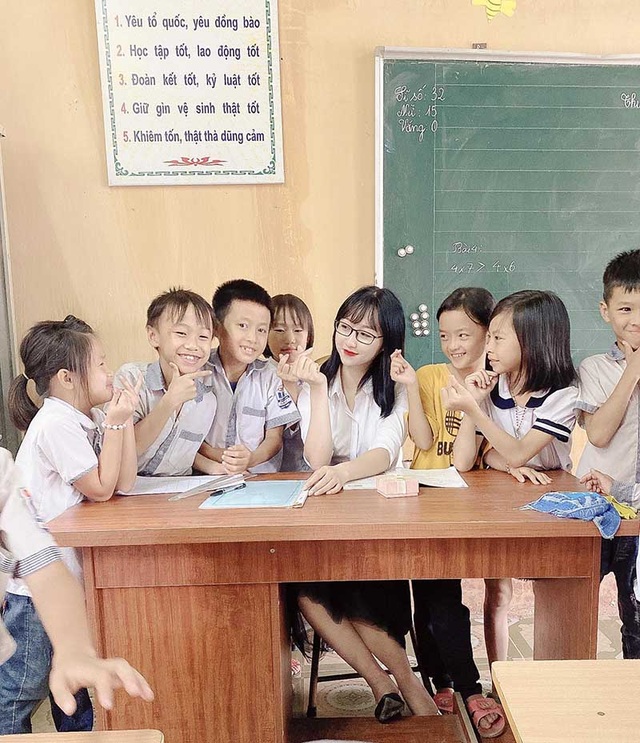 Cô giáo bỗng nổi tiếng khi hóa thân thành “chị Hằng” dịp Trung thu - 2 Cô giáo bỗng nổi tiếng khi hóa thân thành “chị Hằng” dịp Trung thu - 2