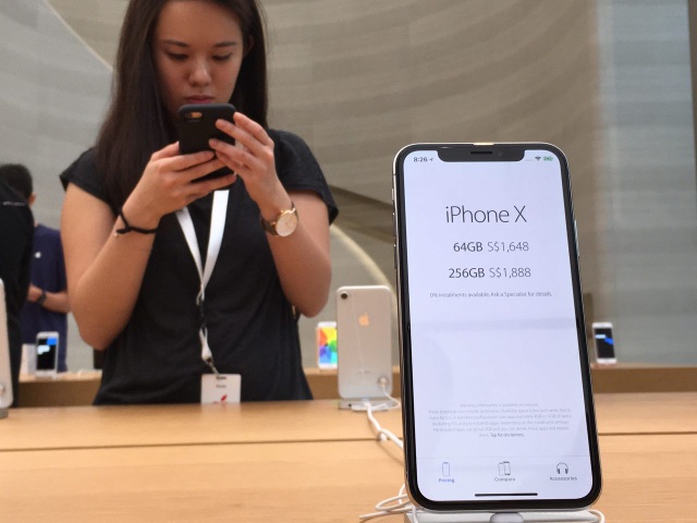Dân buôn trông chờ vào cánh cửa hẹp để đưa iPhone 12 về Việt Nam - 1 Dân buôn trông chờ vào cánh cửa hẹp để đưa iPhone 12 về Việt Nam - 1