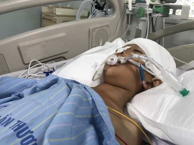 Nhói lòng cảnh cậu bé 8 tuổi thoi thóp trên giường bệnh - 5 Nhói lòng cảnh cậu bé 8 tuổi thoi thóp trên giường bệnh - 5