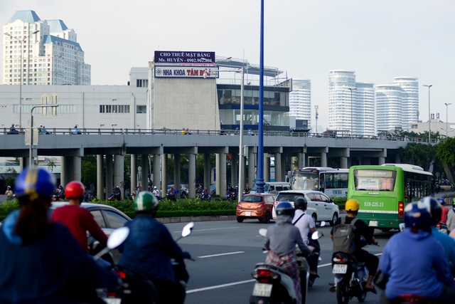 Cấm xe lên cầu Nguyễn Hữu Cảnh.jpg Cấm xe lên cầu Nguyễn Hữu Cảnh.jpg