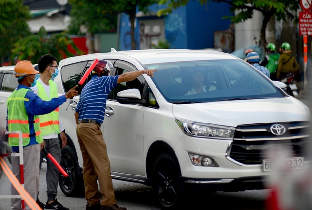 Cấm xe lên cầu vượt Nguyễn Hữu Cảnh.jpg Cấm xe lên cầu vượt Nguyễn Hữu Cảnh.jpg