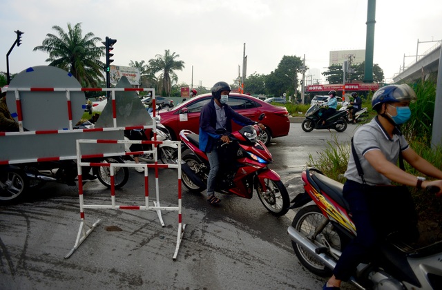 Cấm xe lên cầu vượt Nguyễn Hữu Cảnh.jpg Cấm xe lên cầu vượt Nguyễn Hữu Cảnh.jpg