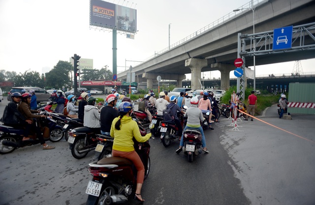 Cấm xe lên cầu vượt Nguyễn Hữu Cảnh.jpg Cấm xe lên cầu vượt Nguyễn Hữu Cảnh.jpg