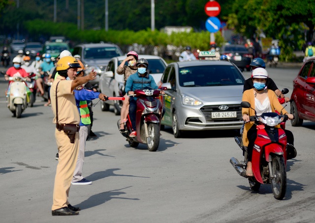 Cấm xe lên cầu vượt Nguyễn Hữu Cảnh.jpg Cấm xe lên cầu vượt Nguyễn Hữu Cảnh.jpg
