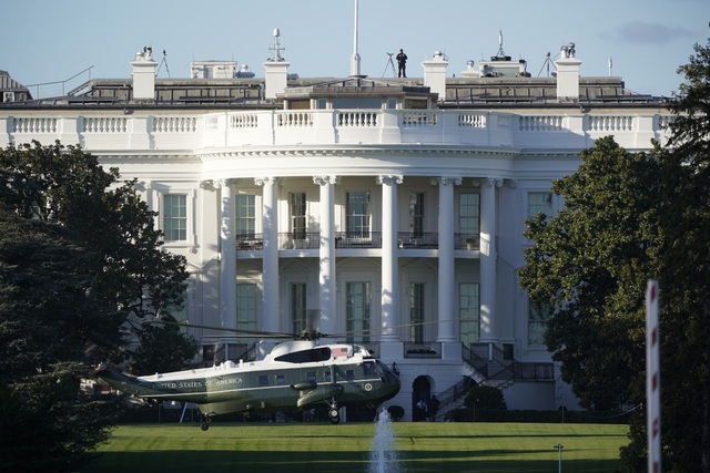Ông Trump rời Nhà Trắng, tạm chuyển tổng hành dinh đến bệnh viện - 3 Ông Trump rời Nhà Trắng, tạm chuyển tổng hành dinh đến bệnh viện - 3