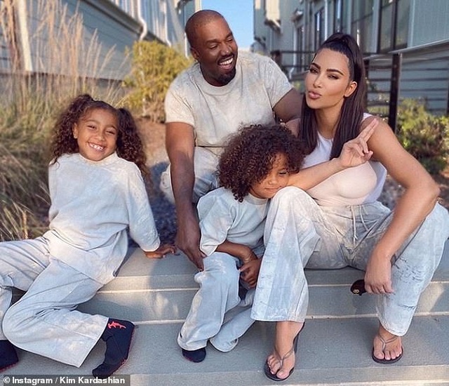 Fans mừng vui khi thấy Kim Kardashian chia sẻ ảnh chụp cùng chồng - 1 Fans mừng vui khi thấy Kim Kardashian chia sẻ ảnh chụp cùng chồng - 1
