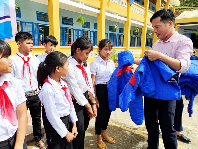 Trao tặng 500 áo ấm đến với học sinh vùng cao Quảng Nam - 1 Trao tặng 500 áo ấm đến với học sinh vùng cao Quảng Nam - 1