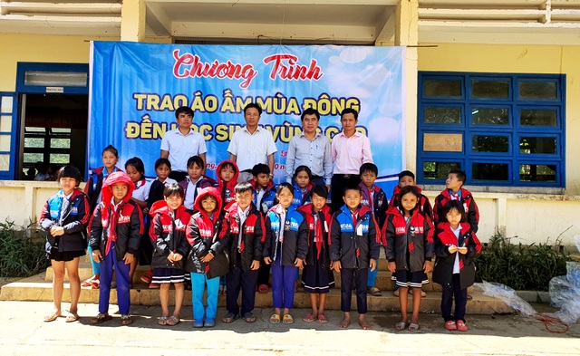 Trao tặng 500 áo ấm đến với học sinh vùng cao Quảng Nam - 2 Trao tặng 500 áo ấm đến với học sinh vùng cao Quảng Nam - 2
