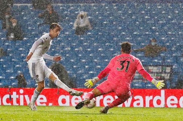 Xà ngang hỗ trợ Man City hòa Leeds United - 4 Xà ngang hỗ trợ Man City hòa Leeds United - 4