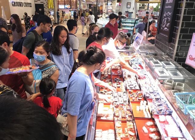 Hàng hiệu giảm giá sốc, người Sài Gòn xếp hàng dài cả trăm mét tranh nhau mua - 8