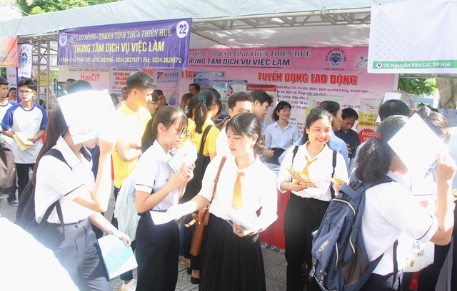 Nhiều bạn trẻ chủ động tham dự ngày hội việc làm sớm để định hướng nghề - 12 Nhiều bạn trẻ chủ động tham dự ngày hội việc làm sớm để định hướng nghề - 12
