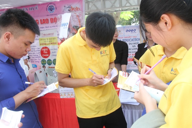 Nhiều bạn trẻ chủ động tham dự ngày hội việc làm sớm để định hướng nghề - 11 Nhiều bạn trẻ chủ động tham dự ngày hội việc làm sớm để định hướng nghề - 11