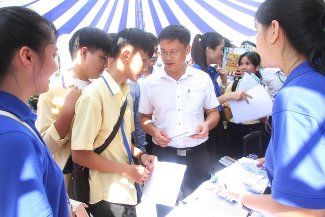 Nhiều bạn trẻ chủ động tham dự ngày hội việc làm sớm để định hướng nghề - 8 Nhiều bạn trẻ chủ động tham dự ngày hội việc làm sớm để định hướng nghề - 8