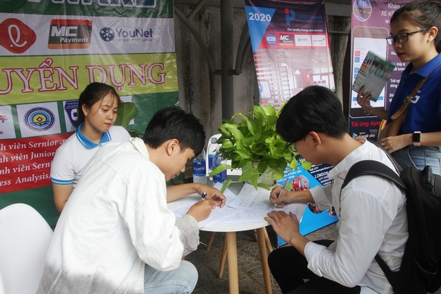 Nhiều bạn trẻ chủ động tham dự ngày hội việc làm sớm để định hướng nghề - 10 Nhiều bạn trẻ chủ động tham dự ngày hội việc làm sớm để định hướng nghề - 10
