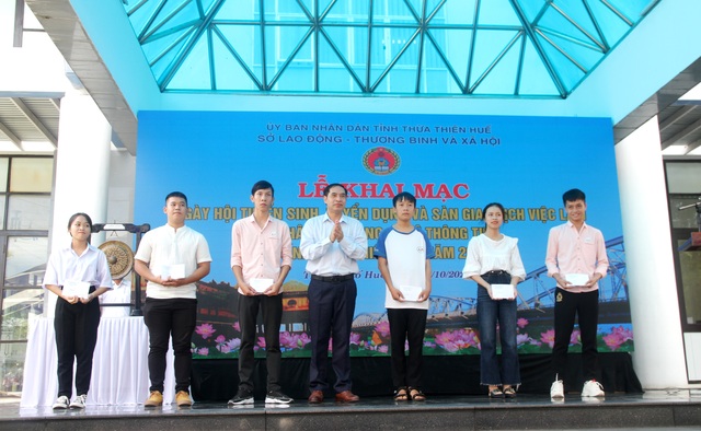Nhiều bạn trẻ chủ động tham dự ngày hội việc làm sớm để định hướng nghề - 5 Nhiều bạn trẻ chủ động tham dự ngày hội việc làm sớm để định hướng nghề - 5
