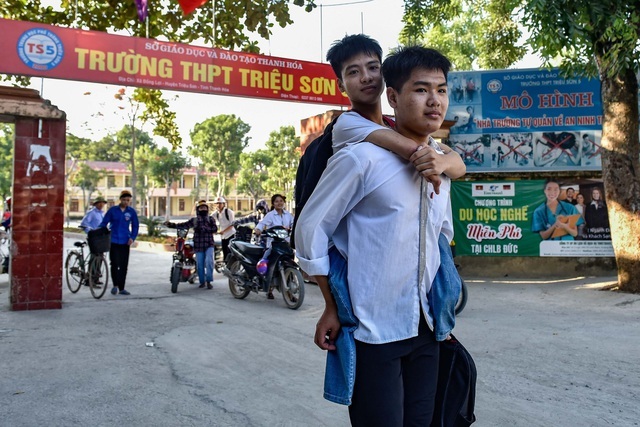 Thiếu 0,25 điểm cậu học trò 10 năm cõng bạn đến trường dang dở ước nguyện - 1 Thiếu 0,25 điểm cậu học trò 10 năm cõng bạn đến trường dang dở ước nguyện - 1